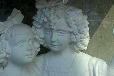 Il cimitero di Bari e un'antica statua: ritrae Nella e Ninetta, sorelline uccise dalla Spagnola
